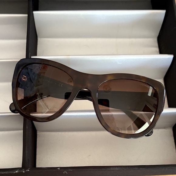 Chanel Stylish Brown Sunglasses with Gold Accents - Picture 1 of 6